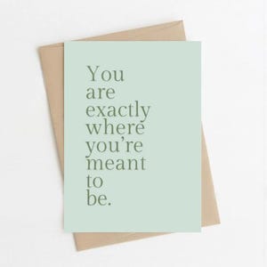 Precies waar je moet zijn - positiviteitskaart - motiverende quote typografie