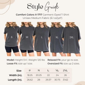 May include: A style guide for a Comfort Colors 1717 garment-dyed t-shirt. The image shows five models wearing the shirt in sizes S, M, L, XL, and 2XL. Measurements are provided in inches for width and length. The text also includes information about fit.