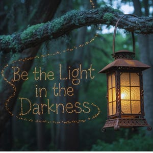 Puede incluir: Una linterna rústica de metal con una luz cálida y brillante cuelga de una rama de árbol en un entorno forestal. El texto "Be the Light in the Darkness" está escrito en una escritura iluminada, añadiendo un toque de inspiración a la escena. El diseño de la linterna es vintage.