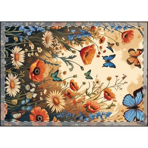 Op de afbeelding: Een levendig bloemmotief met oranje klaprozen, witte madeliefjes en blauwe wilde bloemen. Vlinders in blauwe, oranje en groene tinten fladderen tussen de bloemen. De achtergrond is lichtbeige.