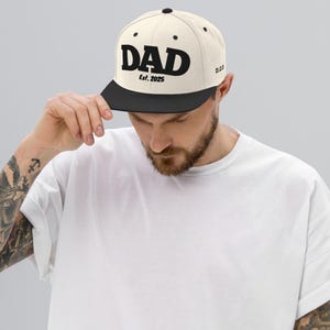 Gorra Snapback para Papá Nuevo / Regalo bordado personalizado &quot;Dad Est. 2025&quot; para el primer Día del Padre, anuncio de nacimiento, recuerdo personalizable