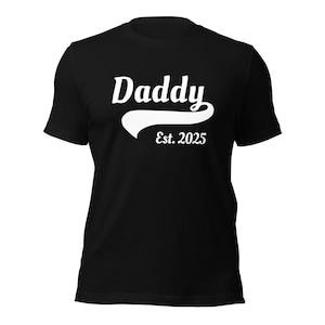 Daddy Est. 2025 T-Shirt – New Daddy Shirt, First Father’s Day Gift, Gift for New Dads, Dad To Be Announcement Tee