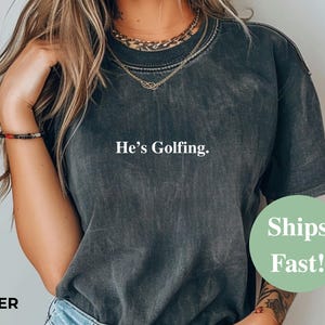 Er ist Golf T-Shirt: Comfort Colors Golfing Season Tee