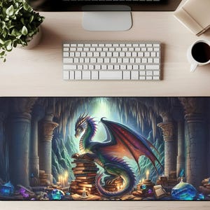 Puede incluir: Alfombrilla de ratón rectangular con una escena de fantasía con un dragón. El dragón, con alas verdes, moradas y naranjas, está sentado sobre una pila de libros en un entorno de cueva. El fondo incluye pilares, cristales y velas.