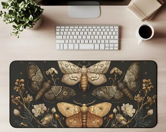 Peut inclure: Tapis de bureau rectangulaire noir avec une illustration détaillée de papillons de nuit et d'éléments floraux dans des tons de marron, d'or et de crème. Le motif comprend plusieurs papillons de nuit aux motifs d'ailes complexes et des fleurs délicates.