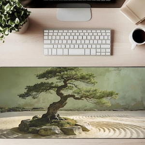 Puede incluir: Alfombrilla de escritorio rectangular con una serena escena de jardín japonés. Un bonsái con follaje verde se asienta sobre rocas, con patrones de arena rastrillada en primer plano. El fondo tiene un suave tono verde apagado.