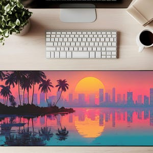 Pode incluir: Tapete de mesa retangular com um vibrante pôr do sol sobre um horizonte urbano e palmeiras. O design inclui um grande sol laranja, água e reflexos da cidade. O tapete está sobre uma superfície de madeira clara.
