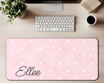 Alfombrilla de escritorio con corazón rosa y nombre personalizado. Alfombrilla de ratón con corazón rosa y nombre personalizado. Idea de regalo minimalista y bonita para la oficina.