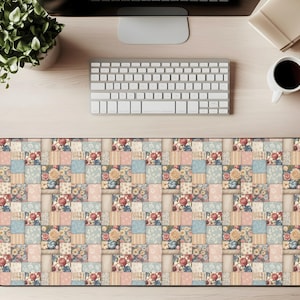 Puede incluir: Alfombrilla de escritorio rectangular con un diseño de patchwork con patrones florales y geométricos en colores pastel. La alfombrilla está diseñada para proteger la superficie del escritorio y proporcionar un espacio de trabajo cómodo.