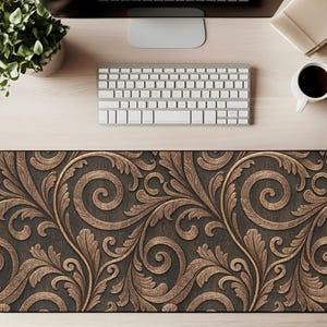 Peut inclure: Tapis de bureau rectangulaire avec un fond marron foncé et un motif répété de feuilles stylisées tourbillonnantes dans des tons de marron et de beige. Le tapis est conçu pour protéger une surface de bureau et offrir une zone lisse pour une souris et un clavier.