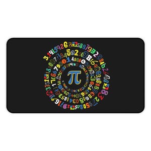 Puede incluir: Alfombrilla de ratón rectangular negra con un diseño en espiral colorido de números y el símbolo Pi. Los números son de varios colores, y el símbolo Pi es azul con un contorno amarillo. La alfombrilla tiene esquinas redondeadas.