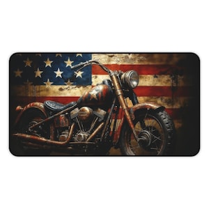 Op de afbeelding: Een rechthoekige muismat met een distressed design. Het toont een vintage motorfiets in bruin- en roesttinten, tegen een achtergrond van de Amerikaanse vlag. De algehele esthetiek is robuust en patriottisch, met een vintage gevoel.