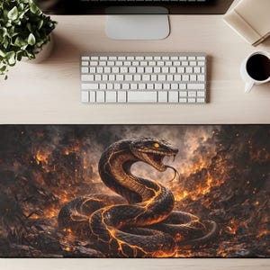 Peut inclure: Tapis de souris noir et orange avec une illustration détaillée d'un serpent aux motifs et yeux orange lumineux, sur fond de feu. Le serpent est enroulé et tire la langue.
