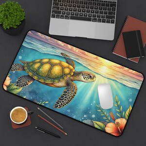 Puede incluir: Una alfombrilla de ratón rectangular con una ilustración de acuarela de una tortuga marina nadando en el océano. La tortuga tiene un caparazón amarillo y verde, con un fondo azul y turquesa. El diseño incluye una puesta de sol y flores tropicales.