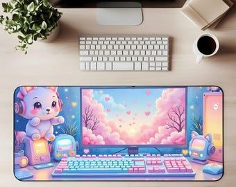 Puede incluir: Alfombrilla de ratón rectangular con un diseño de gato de dibujos animados en rosa y azul. La alfombrilla incluye un teclado, un monitor y otros accesorios de juego. El monitor muestra un cielo rosa con corazones. Mide unos 80 cm de largo.