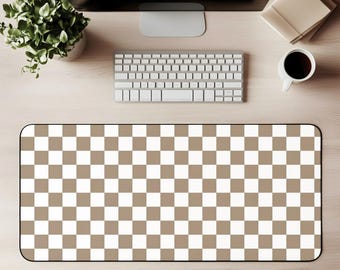 Podkładka pod mysz w kratkę w kolorze taupe, brązowa, podkładka pod mysz do gier, neutralny wzór w kratkę, wystrój biura, nowoczesny, minimalistyczny prezent do biura
