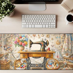 Op de afbeelding: Decoratieve muismat met een vintage naaimachine met bloemaccenten, een boeket bloemen en klosjes garen. Het ontwerp heeft een aquarel-stijl met een licht, luchtig gevoel. De muismat is rechthoekig.