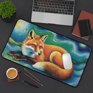 Puede incluir: Alfombrilla de escritorio rectangular con una pintura de un zorro al estilo de la noche estrellada. El zorro es naranja, blanco y negro, sobre un fondo de remolinos azules y verdes. Un ratón de ordenador descansa sobre la alfombrilla.