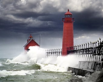 Tempête au phare de Grand Haven dans le Michigan - Une photographie de phare de paysage marin