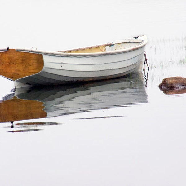 Impresión costera de Maine: bote de remos blanco, paisaje marino brumoso