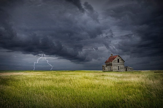 Tempête De Tonnerre éclairs Ferme Abandonnée Nuages Dorage Ferme Panorama Des Prairies Paysage Des Prairies Photographie De Paysage - 