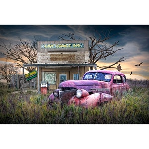 Station-service fantôme abandonnée avec voiture abandonnée, décoration murale paysage de casse automobile, pompes à essence, photographie d'art, impression de voiture americana image 1