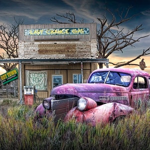 Station-service fantôme abandonnée avec voiture abandonnée, décoration murale paysage de casse automobile, pompes à essence, photographie d'art, impression de voiture americana image 2