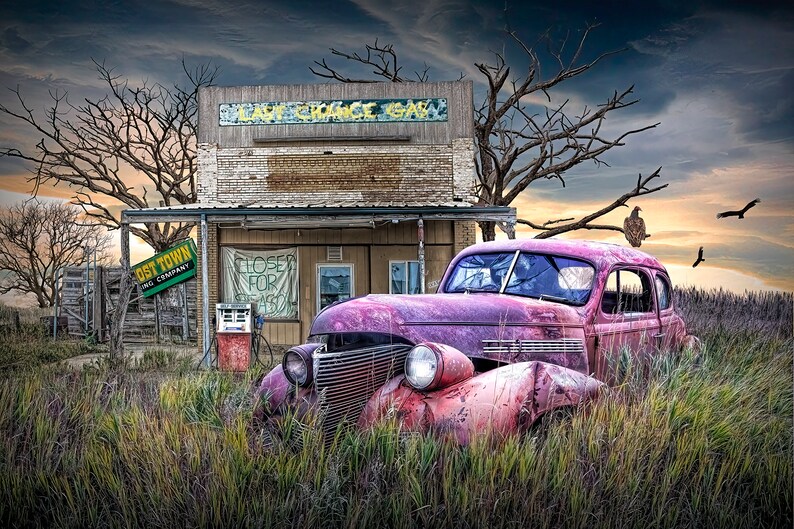 Station-service fantôme abandonnée avec voiture abandonnée, décoration murale paysage de casse automobile, pompes à essence, photographie d'art, impression de voiture americana image 2