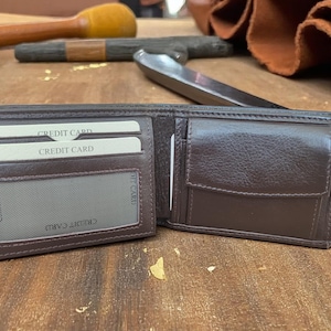 Cartera de hombre personalizada y grabada, de cuero genuino marrón suave, ideal como regalo para él, novio, esposo, papá o para el Día del Padre.