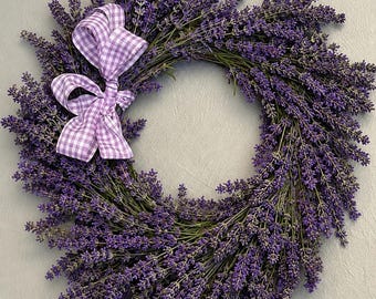 Zelfgemaakte krans van 14 stuks met lavendel van onze biologische boerderij in Creswell, Oregon.  Optie om te personaliseren met lint, waxinelichtjes of andere items!