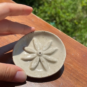 Handgemachte Daisy Räucherstäbchenhalter aus Keramik