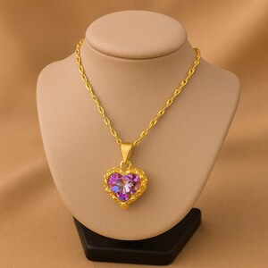 Colar de Coração Dourado Luxuoso com Cristal Multicolorido – Aço Inoxidável | Joia Elegante para Ela