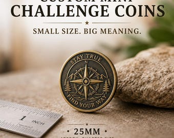 Könnte beinhalten: Eine runde, bronzefarbene Metall-Challenge-Münze mit geprägtem Kompass, Tannenbäumen und Bergen. Der Text lautet STAY TRUE und FIND YOUR WAY. Ein Metalllineal zeigt einen Durchmesser von etwa 25 mm für diese kleine Münze in Vierteldollar-Größe.