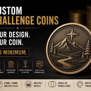 Può includere: Una moneta sfida personalizzata color bronzo con un rilievo di un paesaggio montano, un fiume tortuoso, pini e una stella. Il testo recita CUSTOM CHALLENGE COINS, YOUR DESIGN. YOUR COIN. NO MINIMUM. Include icone per dimensioni 25mm-90mm.
