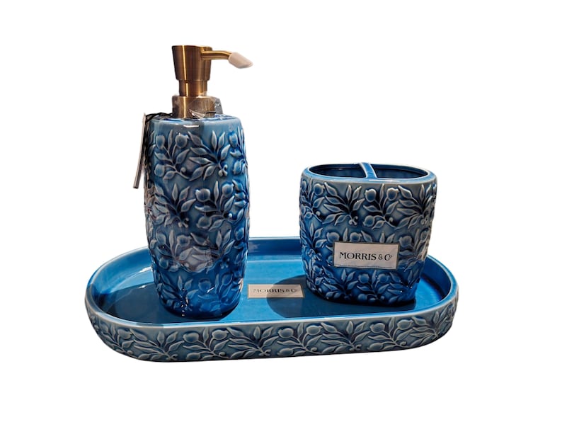 Puede incluir: Un juego de ba&ntilde;o de cer&aacute;mica azul que incluye un dispensador de jab&oacute;n con bomba dorada, un porta cepillos de dientes y una bandeja ovalada. El juego est&aacute; decorado con un patr&oacute;n floral y la marca "MORRIS & CO" es visible.