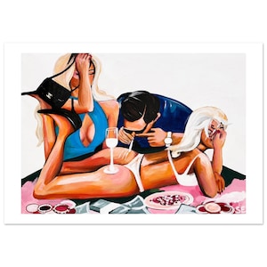 Puede incluir: Una pintura que representa a tres figuras en una escena estilizada. Una figura con top azul sostiene un bolso negro, otra con camisa oscura se inclina, y una tercera en lencería blanca yace sobre una superficie rosa con un vaso y dinero.