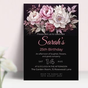 Modello modificabile Canva per invito di compleanno floreale elegante per il 25° compleanno, invito nero e rosa cipria