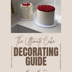 Op de afbeelding: Twee wit geglazuurde taarten, gegarneerd met verse rode frambozen. Eén taart heeft lintachtige versieringen. De afbeelding bevat de tekst: "The Ultimate Cake Decorating Guide" en "Bakes By Tyla."