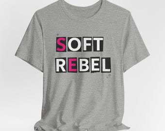Soft Rebel ランサムコラージュシャツ | 切り抜き文字デザイン、ジンスタイルのTシャツ