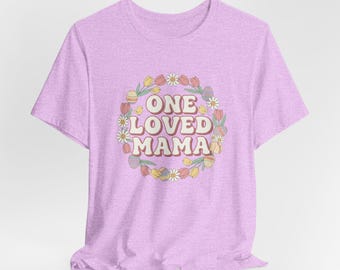 ワン・ラヴド・ママ パステルシャツTシャツ | ママのタイポグラフィー パステルカラー