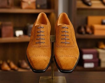 Zapatos Oxford de gamuza color camel para hombre, hechos a mano, con puntera clásica, ideales para ocasiones formales, bodas, negocios o cualquier ocasión.