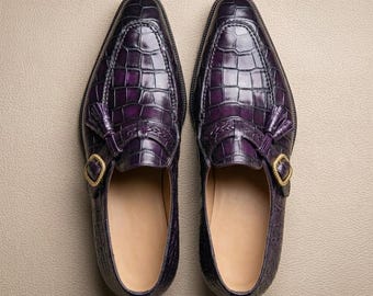 Mocasines de cuero genuino morado repujado hechos a mano para hombre. Zapatos de vestir de lujo con textura exótica y cierre tipo monk strap.