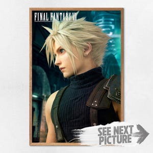 Puede incluir: Un póster enmarcado con un personaje de Final Fantasy VII. El personaje tiene el pelo rubio puntiagudo y lleva un cuello alto negro y una armadura. El póster tiene el texto "FINAL FANTASY VII" en la parte superior y "SEE NEXT PICTURE" en la parte inferior.