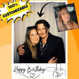 以下が含まれることがあります： カップルのポラロイド風写真で、女性の小さなインセット写真が付いています。写真には「100％カスタマイズ可能」と署名付きの「お誕生日おめでとう」という文字が含まれています。画像にはオレンジ色の枠線があります。