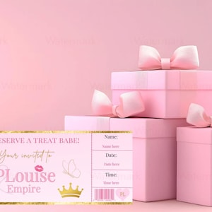 Pode incluir: Um bilhete de convite rosa com borda dourada e o texto "YOU DESERVE A TREAT BABE!" é exibido em frente a três caixas de presente rosa com laços rosa. O bilhete diz "Your invited to PLouise Empire".