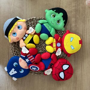 Superhjältebabyfigurer i filt