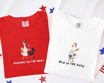 Camisetas a juego para anunciar el embarazo el 4 de julio, camisetas Comfort Colors Goose para padres primerizos, camisetas patrióticas para parejas del 4 de julio.