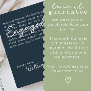 Puede incluir: Un diario azul marino con la palabra "Engaged" en cursiva. La portada tiene texto blanco con frases como "cheers to forever" y "future mrs." Un borde verde festoneado con texto est&aacute; a la derecha.