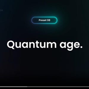Peut inclure: Un fond sombre en d&eacute;grad&eacute; avec le texte "Quantum age." en blanc. Au-dessus du texte se trouve un rectangle arrondi avec le texte "Preset 08" en blanc. Les commandes du lecteur vid&eacute;o sont en bas.