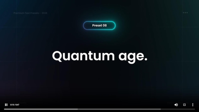 Peut inclure: Un fond sombre en d&eacute;grad&eacute; avec le texte "Quantum age." en blanc. Au-dessus du texte se trouve un rectangle arrondi avec le texte "Preset 08" en blanc. Les commandes du lecteur vid&eacute;o sont en bas.